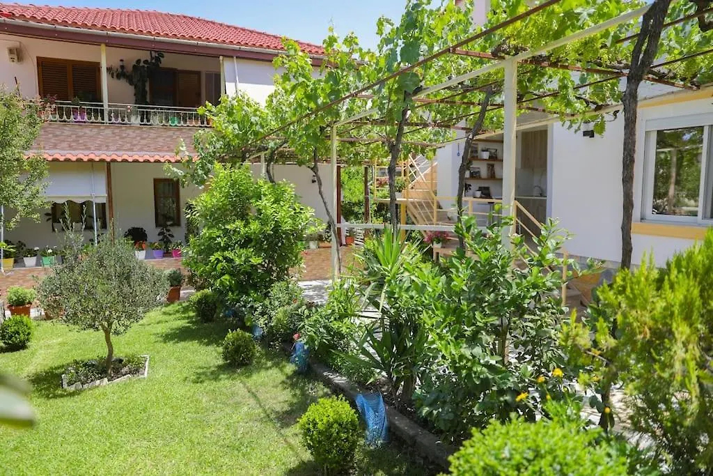Cereni Guesthouse Berat 0*,  Albania